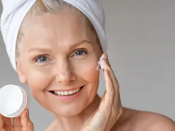 6 cremas hidratantes para piel madura con fórmulas que entienden el paso del tiempo Mujer aplicando crema hidratante en el rostro durante su rutina de cuidado facial para piel madura.