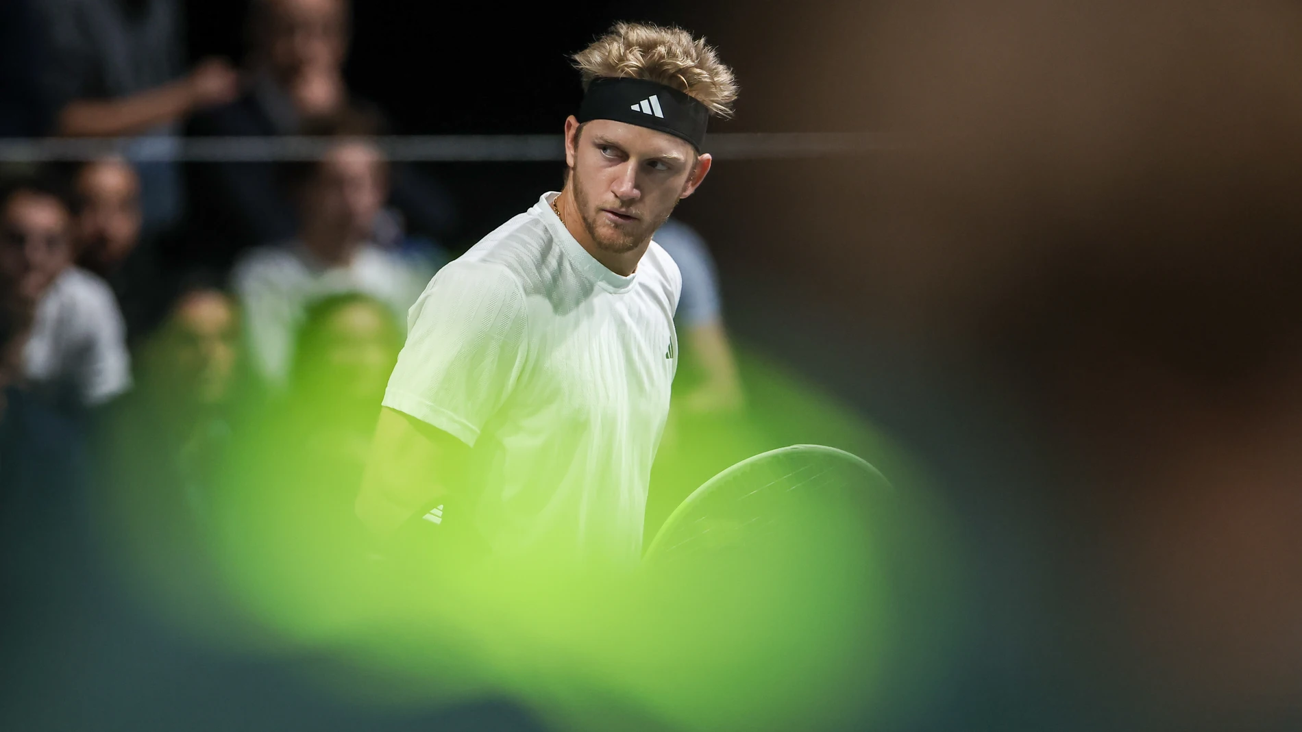 NANTERRE (France), 29/10/2025.- Alejandro Davidovich Fokina of Spain reacts during his second round match against Arthur Cazaux of France at the ATP Paris Masters tennis tournament in Nanterre, outside Paris, France, 29 October 2025. (Tenis, Francia, España) EFE/EPA/CHRISTOPHE PETIT TESSON
