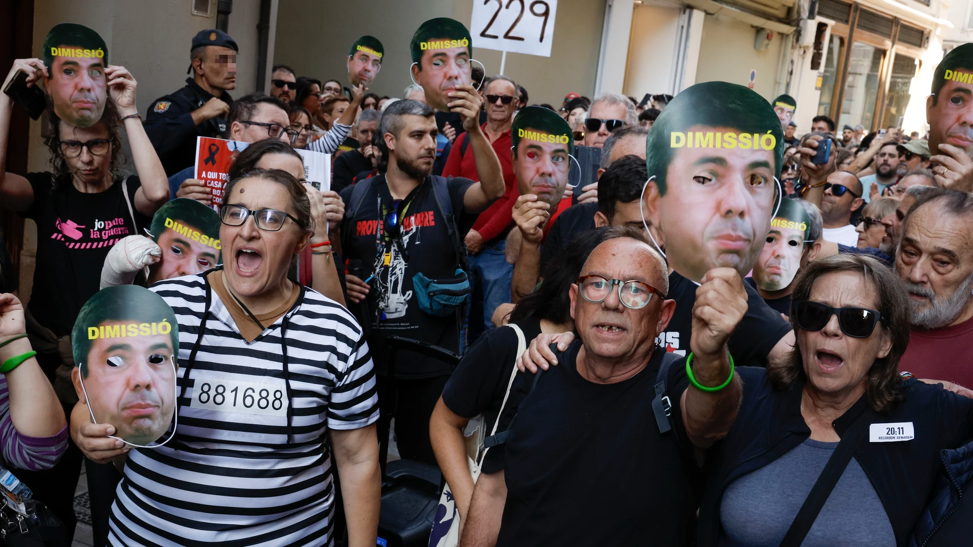 VALENCIA, 29/10/2025.- Varios centenares de personas se han desplazado en una manifestación al restaurante El Ventorro de Valencia, donde el 29 de octubre de 2024 comió el president de la Generalitat, Carlos Mazón, para denunciar lo que entienden que fue una grave “negligencia criminal” tras participar en el acto de denuncia y homenaje a las víctimas de la dana en el que 229 mantas térmicas tapizan la plaza de la Virgen en memoria de las víctimas de la dana. EFE/ Biel Alino