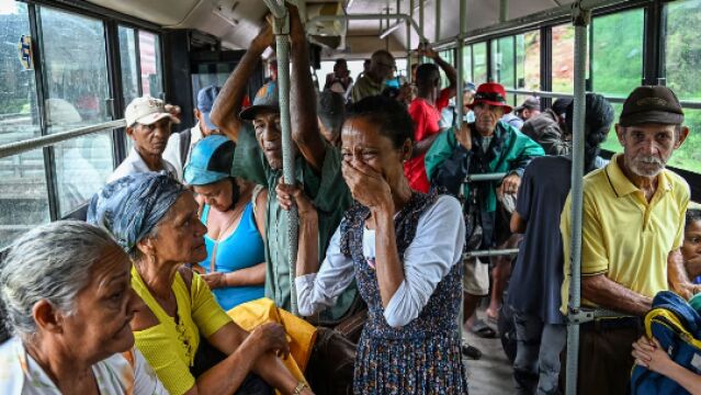Los residentes de Playa Siboney fueron evacuados a refugios ante la llegada del huracán Melissa, en Santiago de Cuba, Cuba