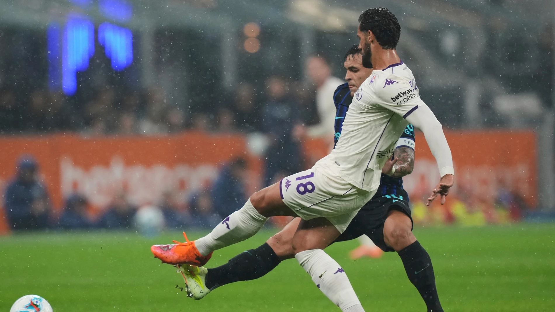 Inter Milan's Lautaro Martinez challenges for the ball with Fiorentina's Pablo Mari during the Serie A soccer match between Inter Milan and Fiorentina in Milan, Italy, Wednesday, Oct. 29, 2025. (AP Photo/Antonio Calanni)