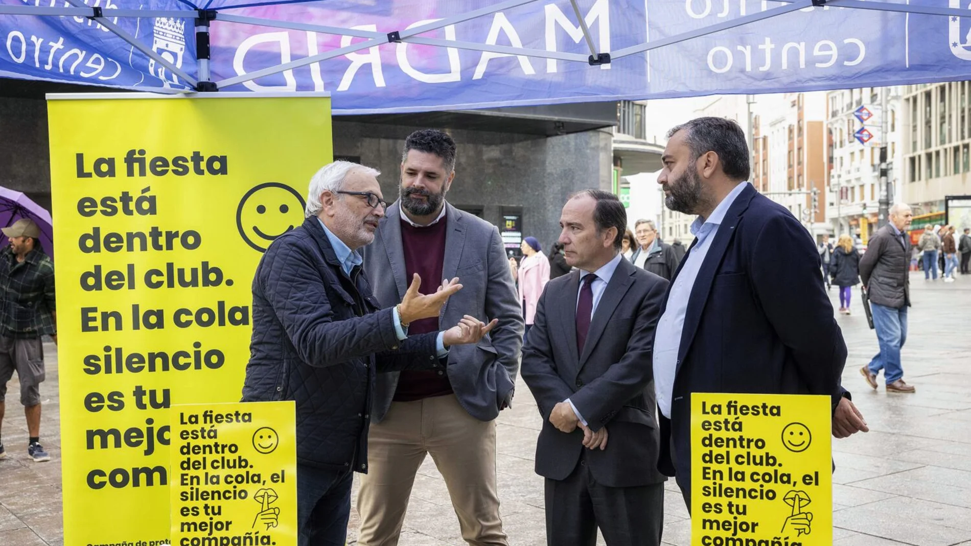 Borja Carabante y Carlos Segura, ambos en el centro de la imagen, ayer, en la plaza de Callao