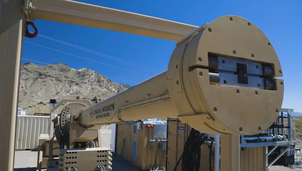 Cañón de riel de General Atomics en una prueba.