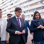 La alcaldesa de Sant Adrià de Besòs, Filo Cañete; el presidente de la Generalitat, Salvador Illa, y la consellera de Interior y Seguridad Pública de la Generalitat, Núria Parlon, visitan el barrio de La Mina, a 9 de enero de 2024, en Sant Adrià de Besòs, Barcelona