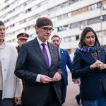 La alcaldesa de Sant Adrià de Besòs, Filo Cañete; el presidente de la Generalitat, Salvador Illa, y la consellera de Interior y Seguridad Pública de la Generalitat, Núria Parlon, visitan el barrio de La Mina, a 9 de enero de 2024, en Sant Adrià de Besòs, Barcelona