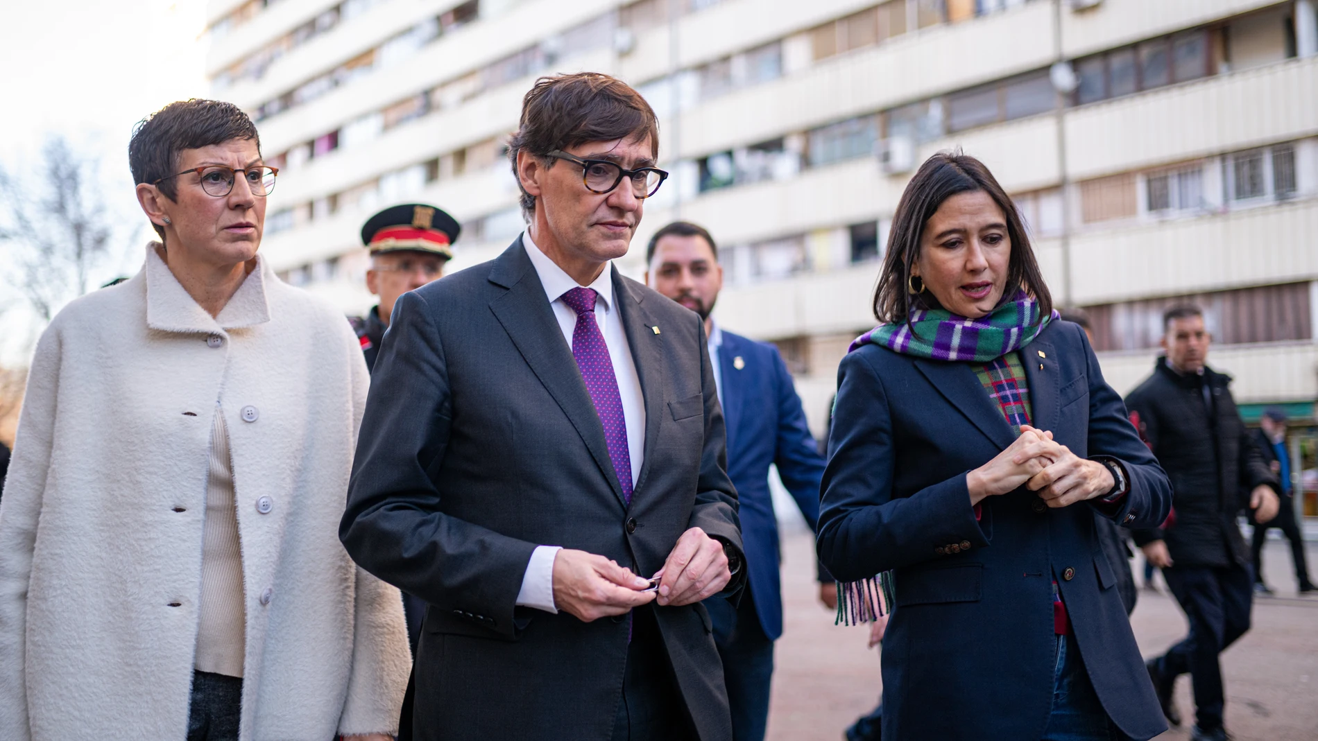 La alcaldesa de Sant Adrià de Besòs, Filo Cañete; el presidente de la Generalitat, Salvador Illa, y la consellera de Interior y Seguridad Pública de la Generalitat, Núria Parlon, visitan el barrio de La Mina, a 9 de enero de 2024, en Sant Adrià de Besòs, Barcelona