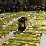 229 mantas térmicas tapizan la plaza de la Virgen en memoria de las víctimas  de la dana