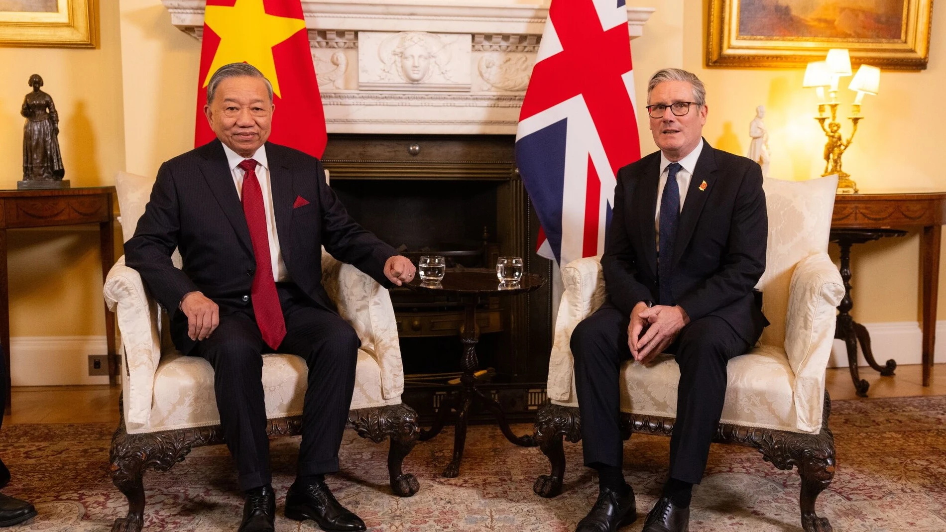 London (United Kingdom), 29/10/2025.- British Prime Minister Keir Starmer (R) and Vietnam's Communist Party General Secretary To Lam attend a meeting at 10 Downing Street in London, Britain, 29 October 2025. The Vietnamese top party leader is on a three-day official visit to the United Kingdom. (Reino Unido, Londres) EFE/EPA/CHRIS RATCLIFFE / POOL