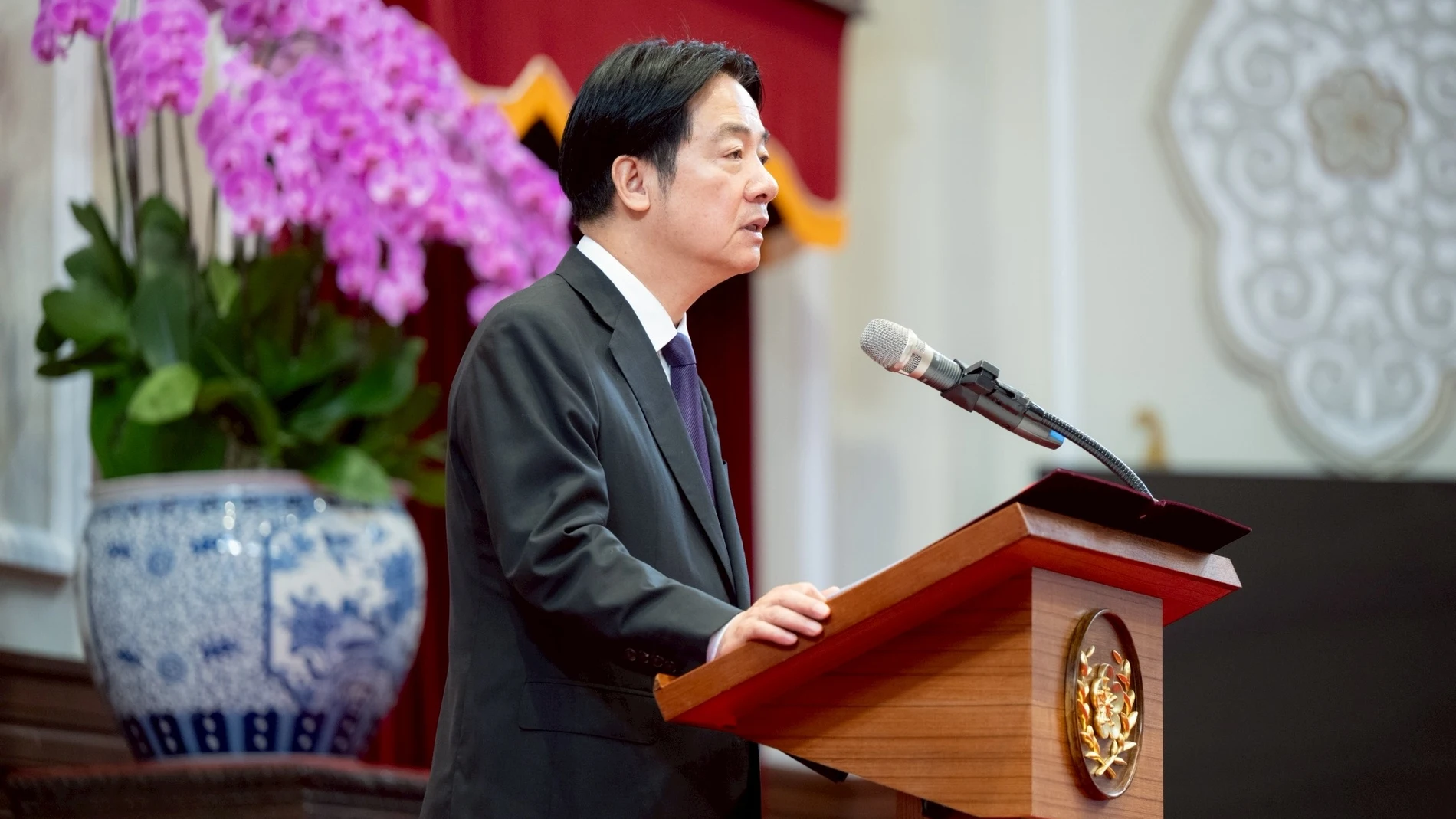 AME3015. TAIPÉI (TAIWÁN), 29/10/2025.- El presidente de Taiwán, William Lai, habla en una ceremonia de ascenso de generales de las fuerzas armadas este miércoles, en Taipéi (Taiwan). Lai instó a oponerse a la "anexión" de China con "mayor firmeza", a falta de un día para el posible encuentro en Corea del Sur entre los presidentes de EE.UU., Donald Trump, y China, Xi Jinping, en el que ambos líderes podrían hablar sobre Taiwán.EFE/ Oficina Presidencial de Taiwán /SOLO USO EDITORIAL/ NO VENTAS/...