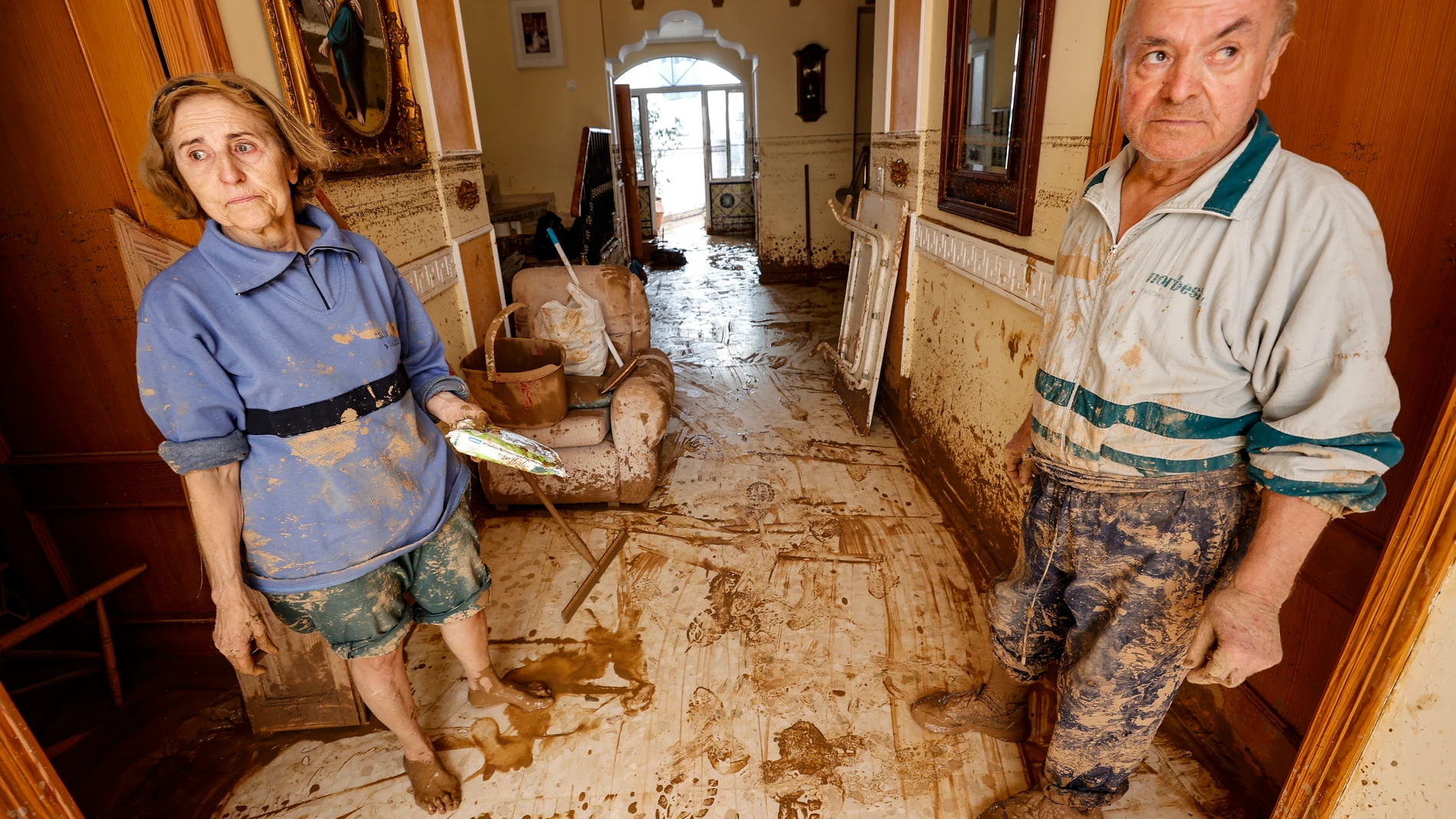 Paiporta (Valencia), 29/10/2025.- Amparo y Vicente, vecinos de la localidad de Paiporta, muestran el interior de su vivienda, el 31/10/2024 . La dana del 29 de octubre de 2024 dejó 229 fallecidos, 2.641 heridos y casi 18.000 millones de euros en daños económicos. EFE/Archivo/Manu Bruque