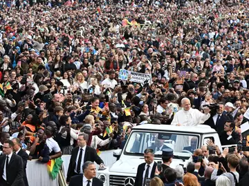 El Papa León XIV celebra su audiencia general semanal en la Plaza de San Pedro FOTODELDÍA Ciudad del Vaticano (Santa Sede), 29/10/2025.- El Papa León XIV saluda a la multitud con motivo de la audiencia general semanal en la Plaza de San Pedro, Ciudad del Vaticano, este miércoles.-EFE/ Maurizio Brambatti