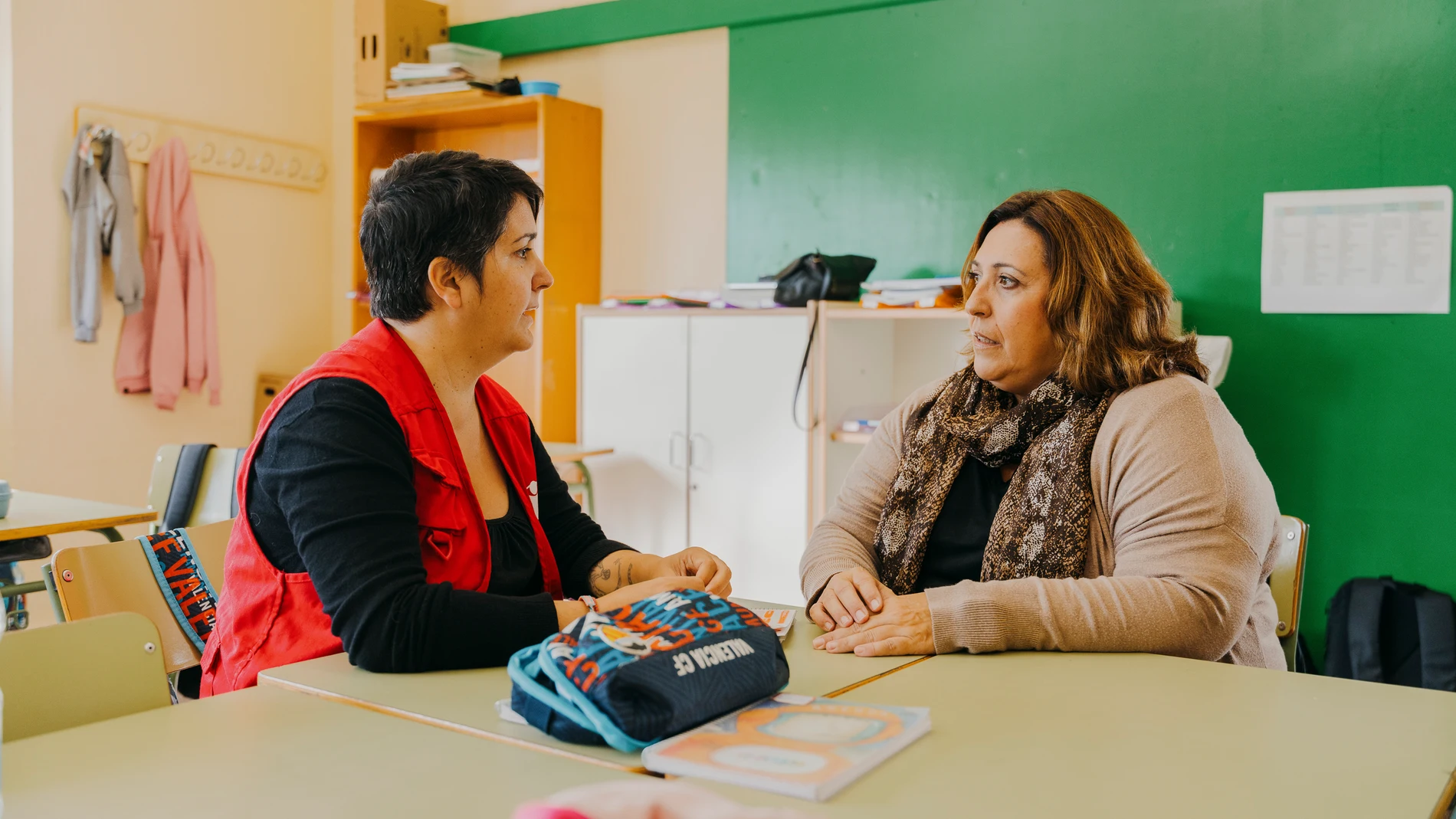 Mónica San Julián, técnica de Save the Children, junto a Inma, una madre de una familia afectada por la dana