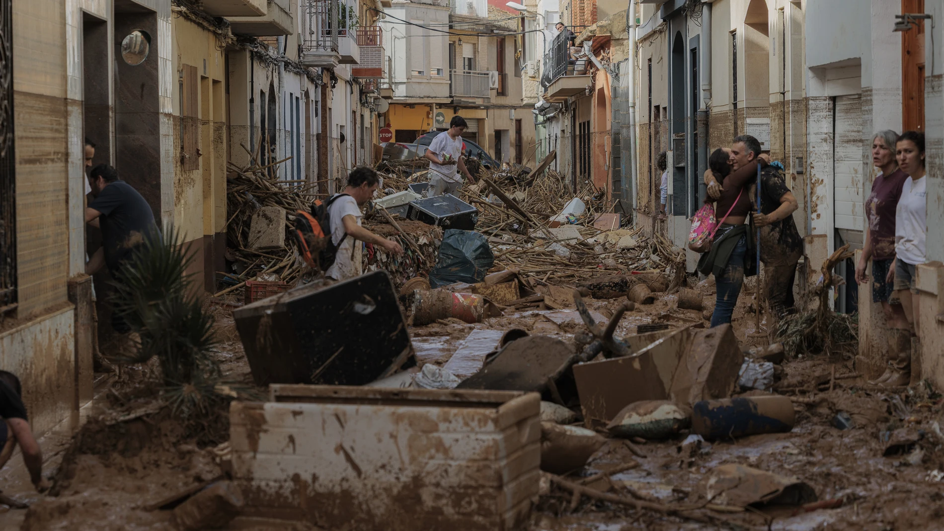 Paiporta (Valencia), 29/10/2025.- Varias personas trabajan en las labores de limpieza y desescombro en Paiporta, el 31/10/2024. La dana del 29 de octubre de 2024 dejó 229 fallecidos, 2.641 heridos y casi 18.000 millones de euros en daños económicos. EFE/Archivo/Biel Aliño