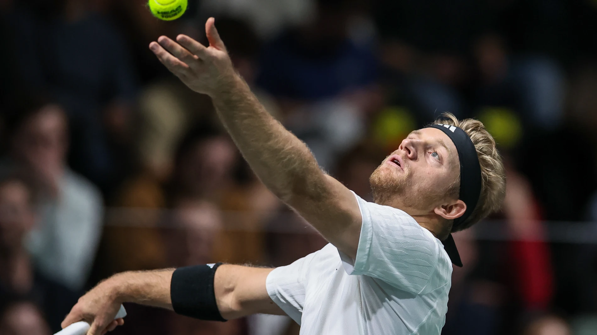NANTERRE (France), 29/10/2025.- Alejandro Davidovich Fokina of Spain in action during his second round match against Arthur Cazaux of France at the ATP Paris Masters tennis tournament in Nanterre, outside Paris, France, 29 October 2025. (Tenis, Francia, España) EFE/EPA/CHRISTOPHE PETIT TESSON