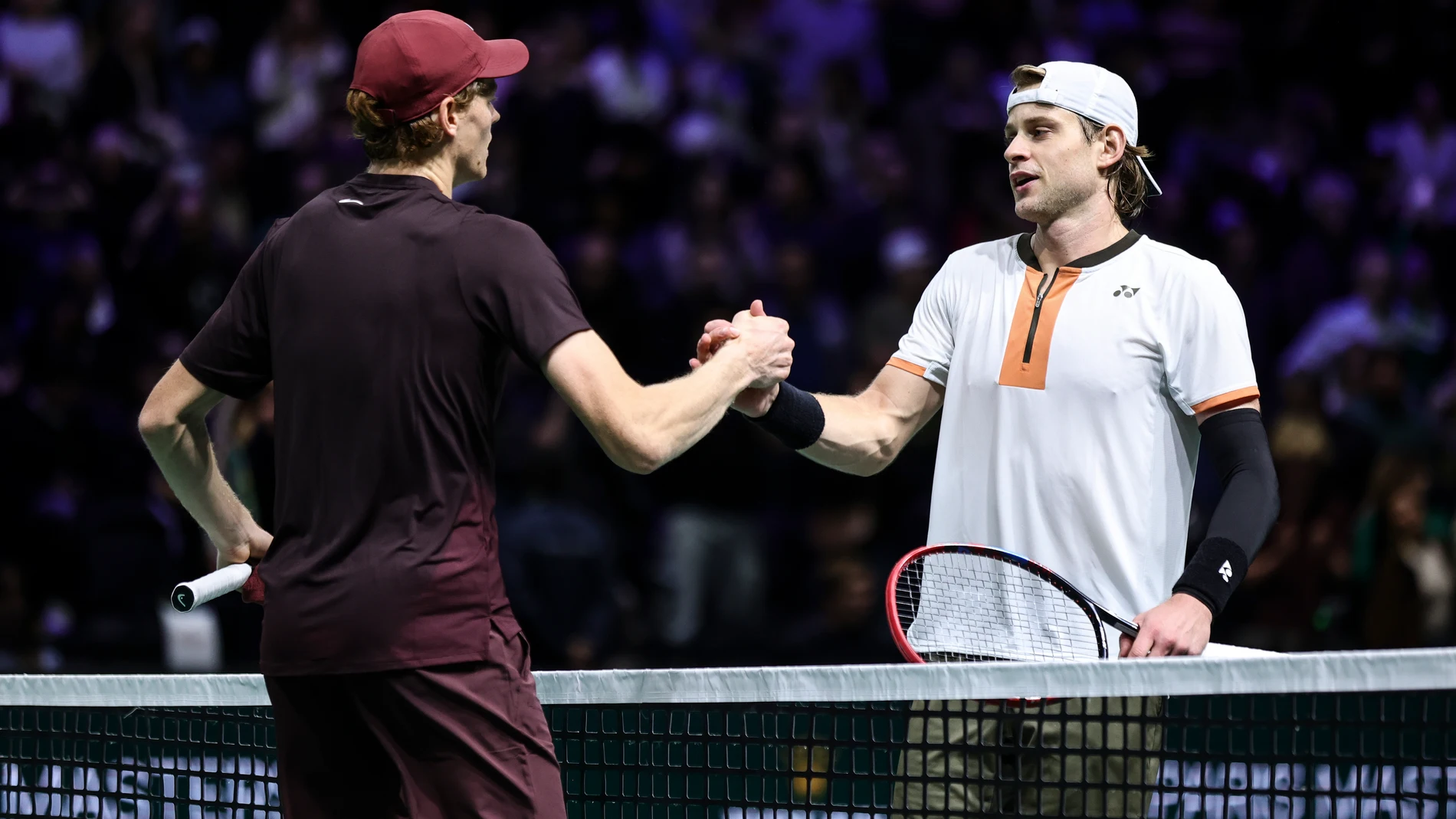 NANTERRE (France), 29/10/2025.- Jannik Sinner of Italy (L) shakes hands with Zizou Bergs of Belgium (R) after winning his second round match at the ATP Paris Masters tennis tournament in Nanterre, outside Paris, France, 29 October 2025. (Tenis, Bélgica, Francia, Italia) EFE/EPA/Teresa Suarez