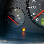 ¿Cuántos kilómetros más puedo conducir cuando se enciende el piloto de la gasolina en el coche? 