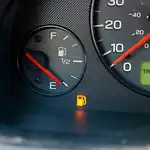 ¿Cuántos kilómetros más puedo conducir cuando se enciende el piloto de la gasolina en el coche?