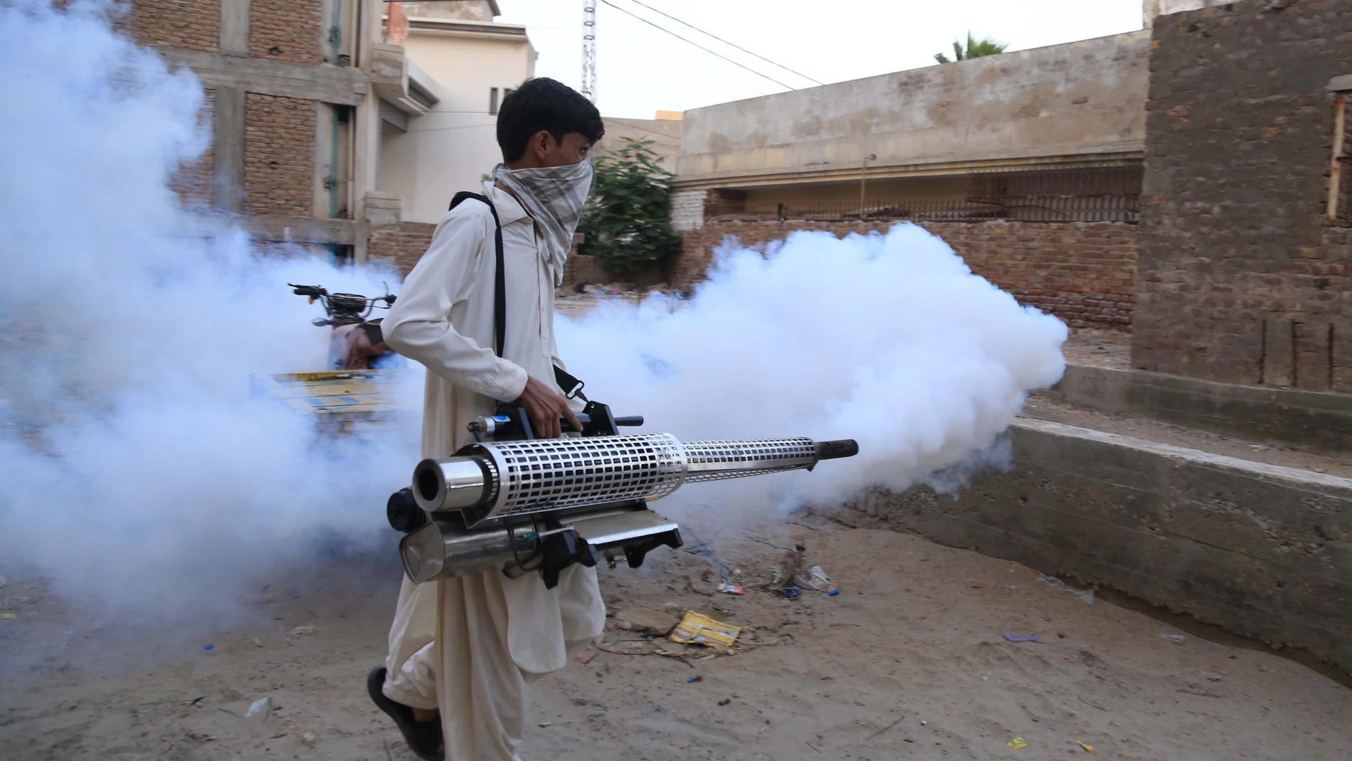 HYDERABAD (Pakistan), 29/10/2025.- A health worker fumigates a high-risk area to combat a dengue outbreak in Hyderabad, Pakistan, 29 October 2025. Sindh has officially recorded 1,083 dengue cases, though hospital data indicate more than 12,000 infections in six weeks. Karachi and Hyderabad are the worst-hit. Health experts cite inadequate fumigation and drainage, while officials defend verified data and say provincewide anti-dengue measures are being intensified. EFE/EPA/NADEEM KHAWAR