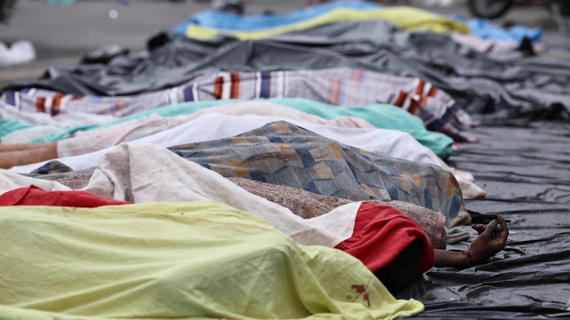 ATENCIÓN EDITORES: CONTENIDO GRÁFICO EXPLICITO ACOMPAÑA CRÓNICA: BRASIL DROGAS AME3085. RÍO DE JANEIRO (BRASIL), 29/10/2025.- Fotografía de cuerpos sin vida en una calle este miércoles, en Río de Janeiro (Brasil). El megaoperativo del martes, en el que participaron 2.500 agentes, tenía como objetivo detener a cabecillas del Comando Vermelho, una de las organizaciones criminales mas antiguas y peligrosas de Rio. EFE/ André Coelho