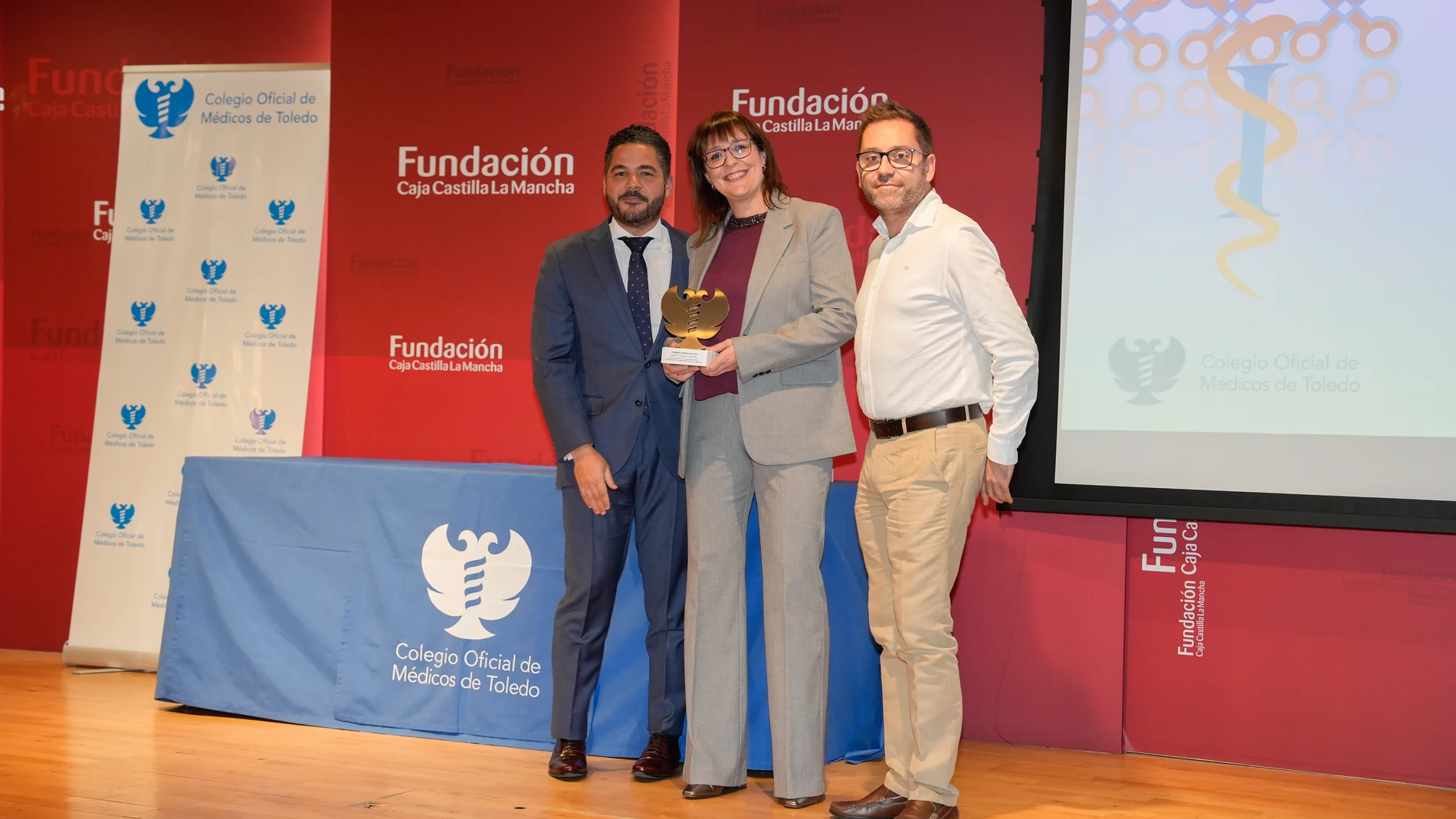 Raquel Bonilla recogió el Premio del Colegio Oficial de Médicos de Toledo en nombre del equipo A Tu Salud