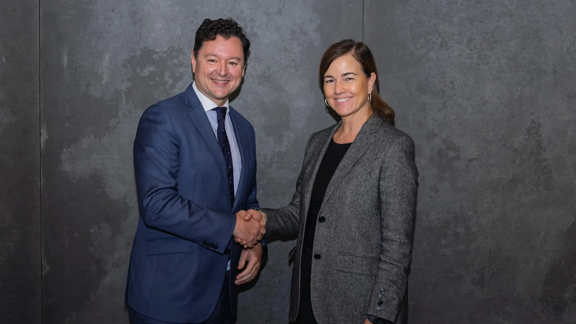 Gerardo Cuartero y Rocío Hervella durante la firma del convenio