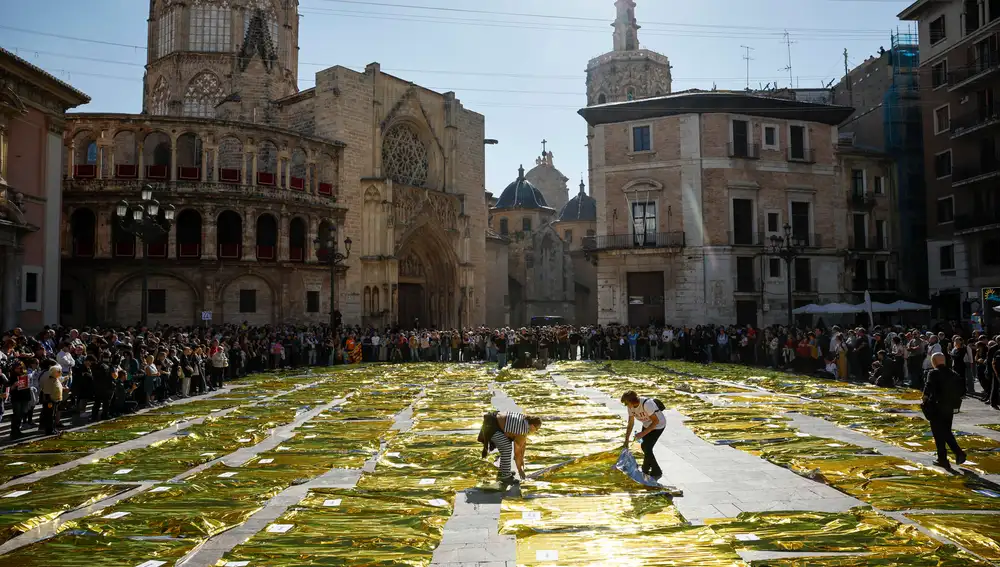 229 mantas térmicas tapizan la plaza de la Virgen en memoria de las víctimas de la dana