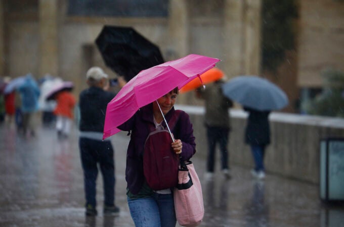 Imagen de una mujer refugiándose de la lluvia Imagen de una mujer refugiándose de la lluvia