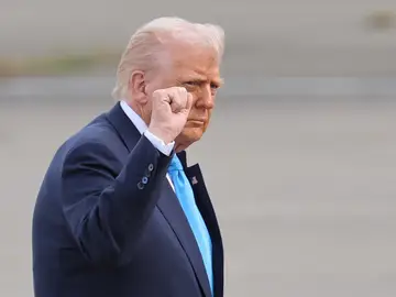 Donald Trump TOKYO (Japan), 28/10/2025.- US President Donald Trump gestures as he walks towards Air Force One for his departure to South Korea, at Haneda Airport in Tokyo, Japan, 29 October 2025. (Japón, Corea del Sur, Tokio) EFE/EPA/Kim Kyung-Hoon / POOL