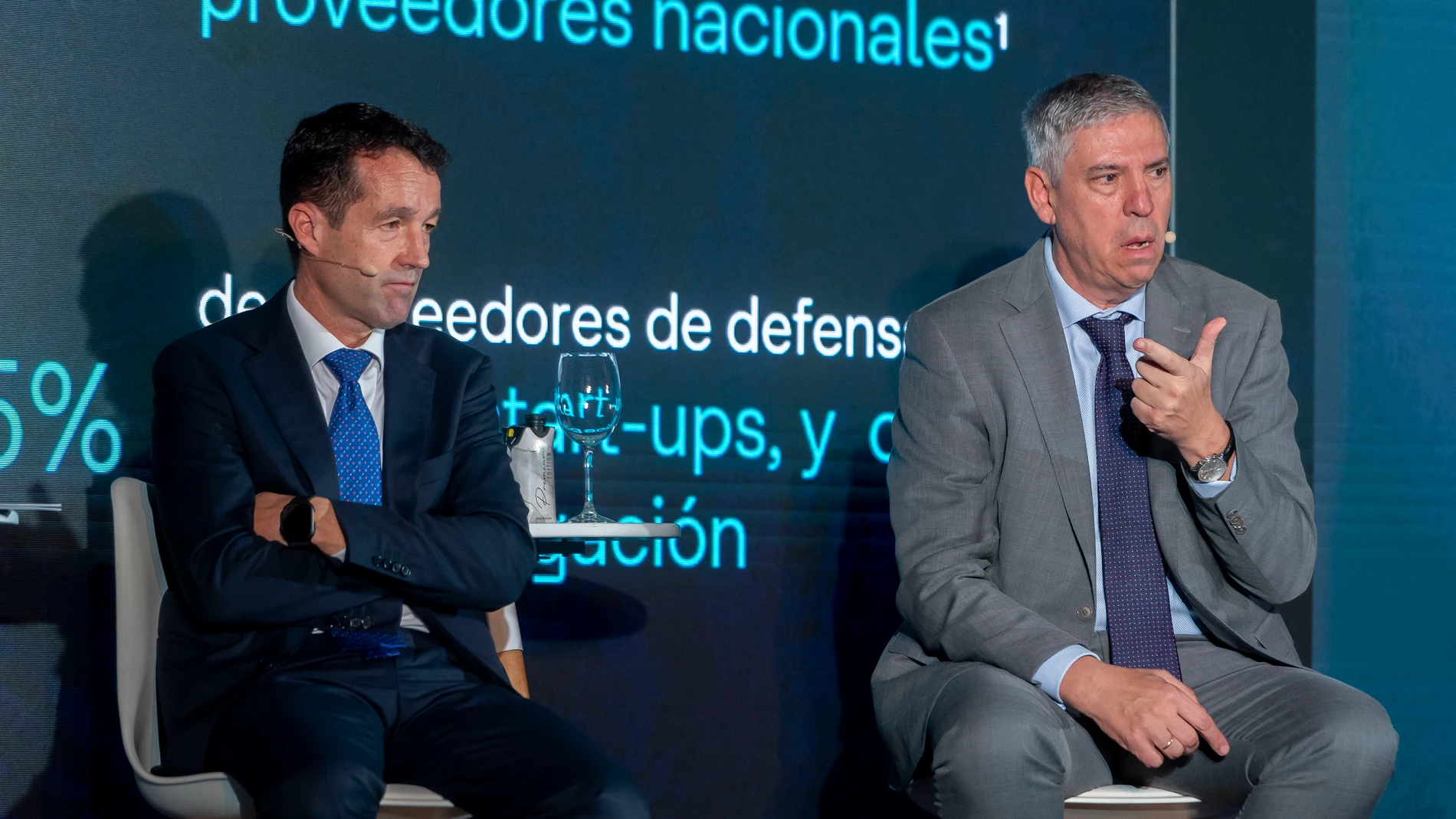 (I-D) El presidente de Indra, Ángel Escribano, y el consejero delegado de Indra Group, José Vicente de los Mozos, durante una reunión para trabajar en los Programas Especiales de Modernización (PEM), en IFEMA, a 29 de octubre de 2025, en Madrid (España). Indra ha organizado el evento con el objetivo de coordinar con las empresas y proveedores que serán parte de la cadena de suministro y colaboración para ejecutar los Programas Especiales de Modernización (PEM) que implementa el Gobierno de Es...