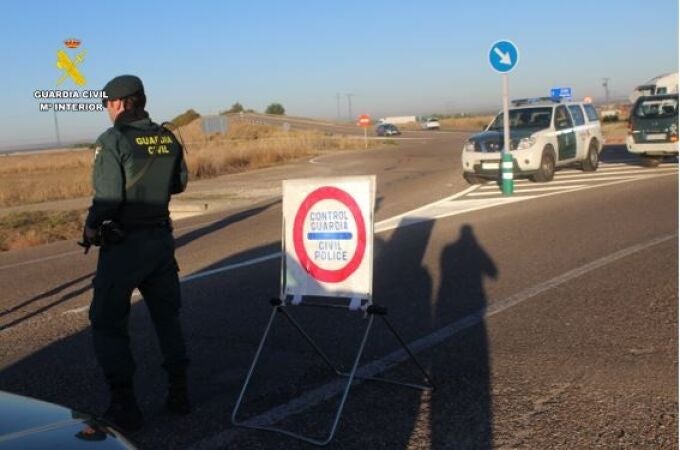 Imagen de un agente de la Guardia Civil en un control Imagen de un agente de la Guardia Civil en un control