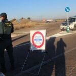 Imagen de un agente de la Guardia Civil en un control 