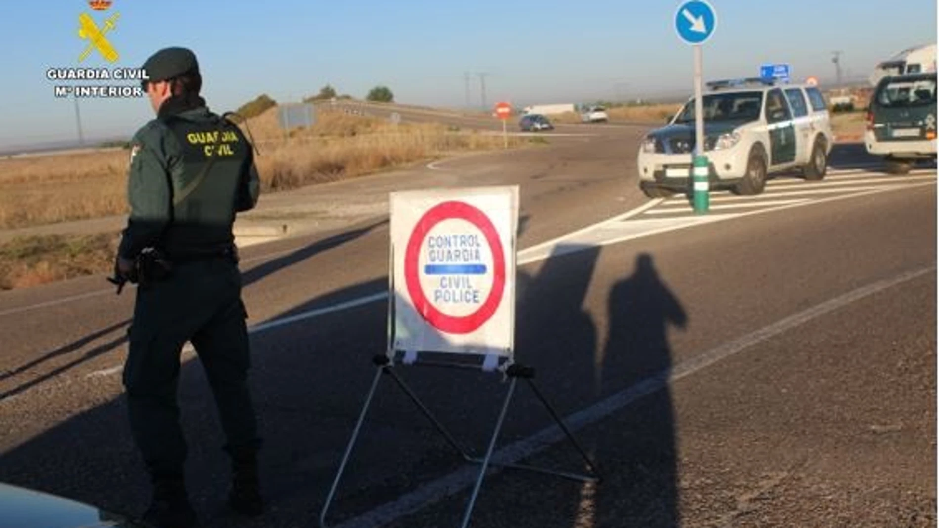 Imagen de un agente de la Guardia Civil en un control