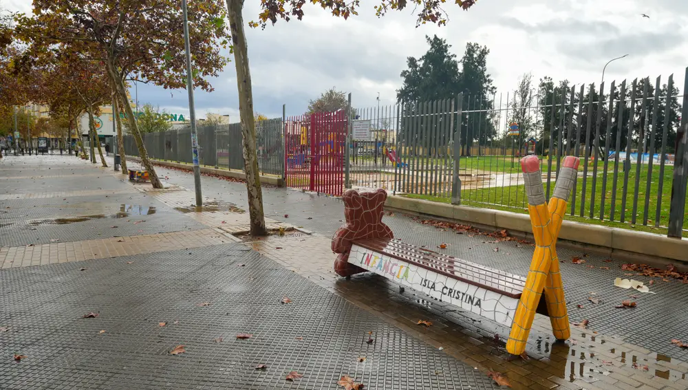 Imagen de archivo de un parque de Isla Cristina cerrado a causa de las luvias