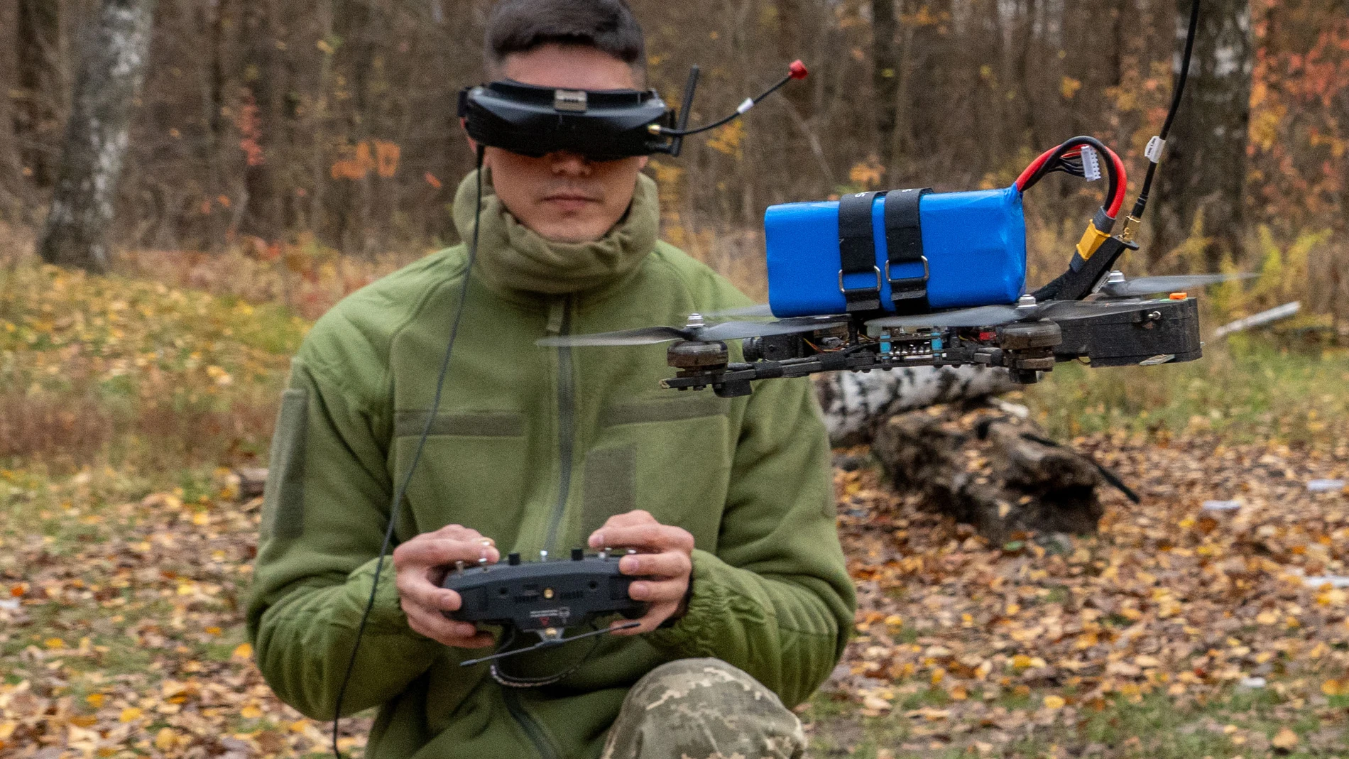 Un militar de la 72.ª brigada motorizada de Ucrania revisa un dron FPV en la línea del frente en la región de Járkov, Ucrania