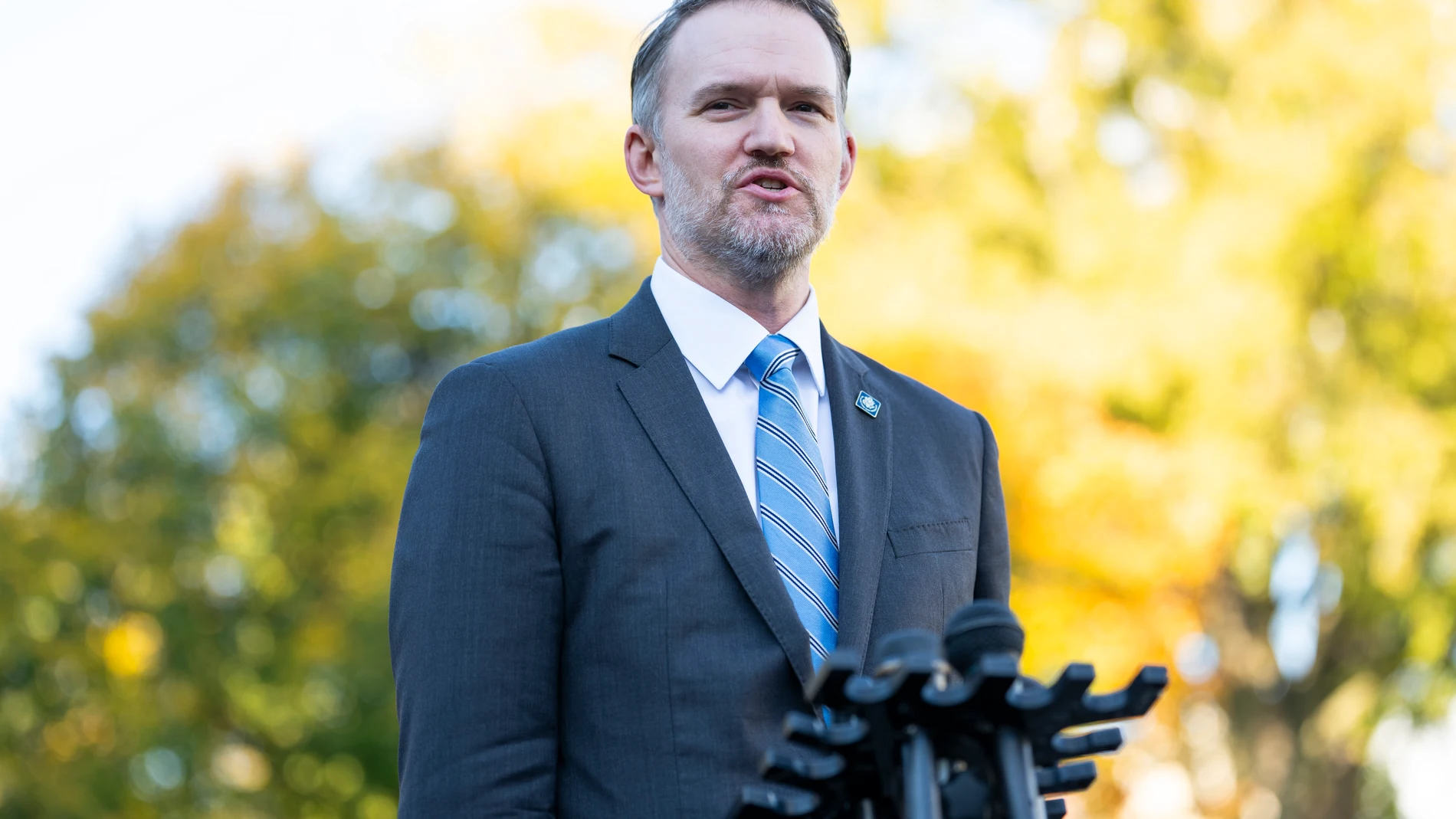 Washington (United States of America), 30/10/2025.- United States Trade Representative (USTR) Jamieson Greer speaks to journalists outside the White House in Washington, DC, USA, 30 October 2025. US President Trump said that the United States and China had reached a deal regarding tariffs and rare-earth metals. (Estados Unidos) EFE/EPA/AARON SCHWARTZ / POOL