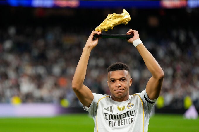 Mbappé ofreció su Bota de Oro al público del Bernabéu