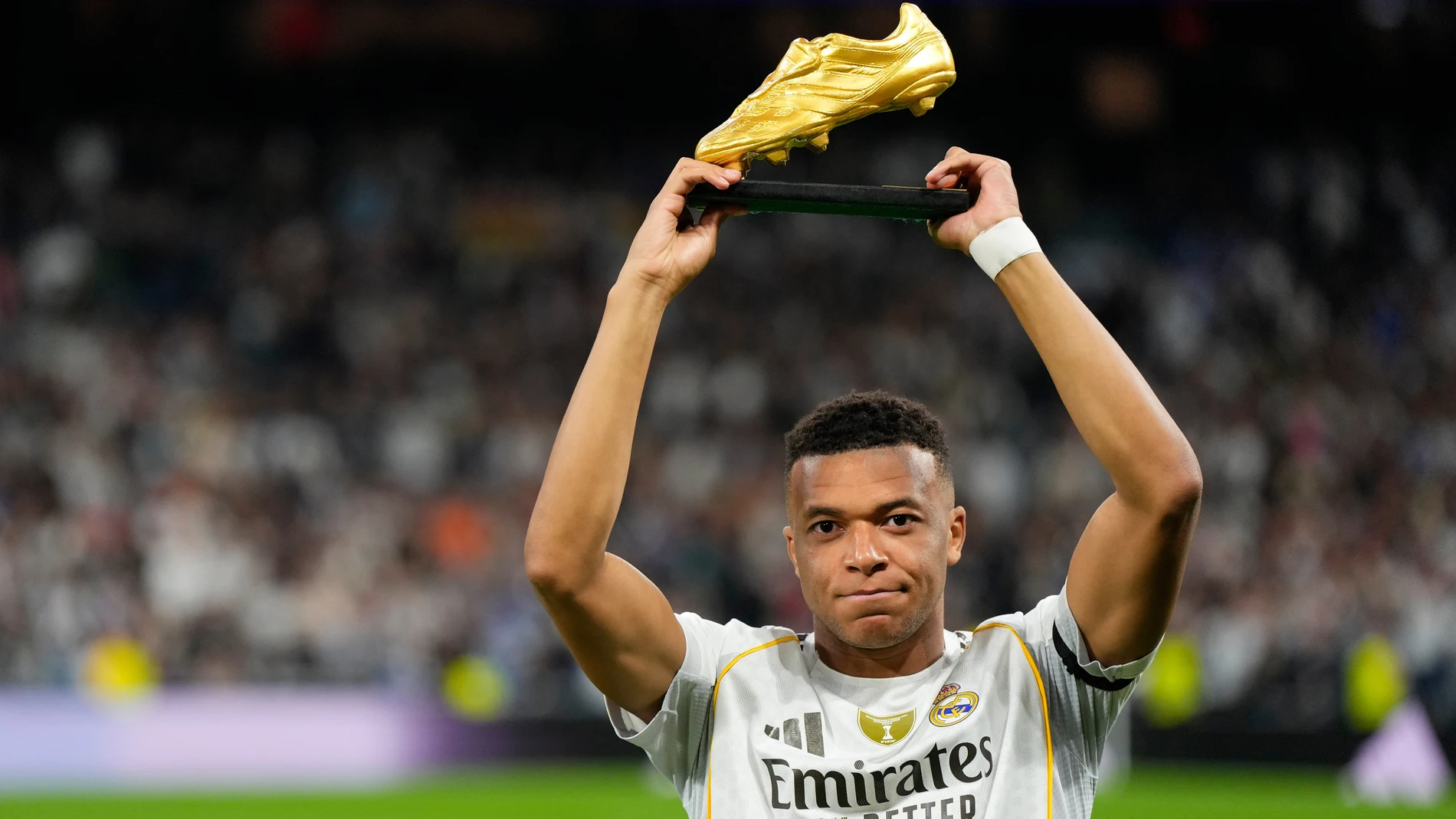 Real Madrid's Kylian Mbappe poses with the Golden Boot award before the Spanish La Liga soccer match between Real Madrid and Valencia in Madrid, Spain, Saturday, Nov. 1, 2025. (AP Photo/Manu Fernandez)