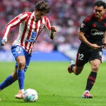 Giuliano, ante Suazo en el Atlético-Sevilla