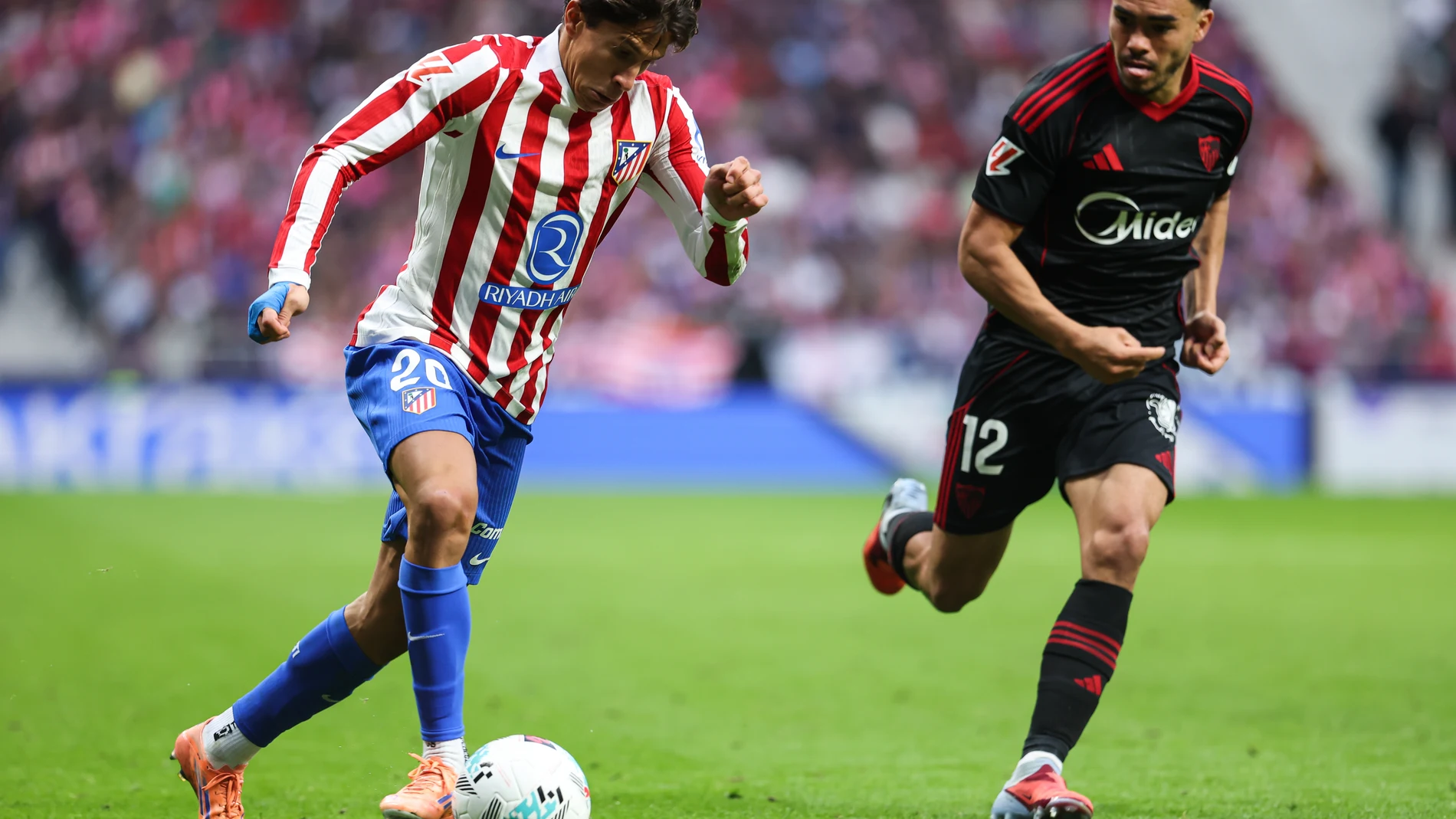 Giuliano Simeone of Atletico de Madrid and Gabriel Suazo of Sevilla FC in action during the Spanish League, LaLiga EA Sports, football match played between Atletico de Madrid and Sevilla FC at Riyadh Air Metropolitano stadium on November 01, 2025, in Madrid, Spain.AFP7 01/11/2025 ONLY FOR USE IN SPAIN