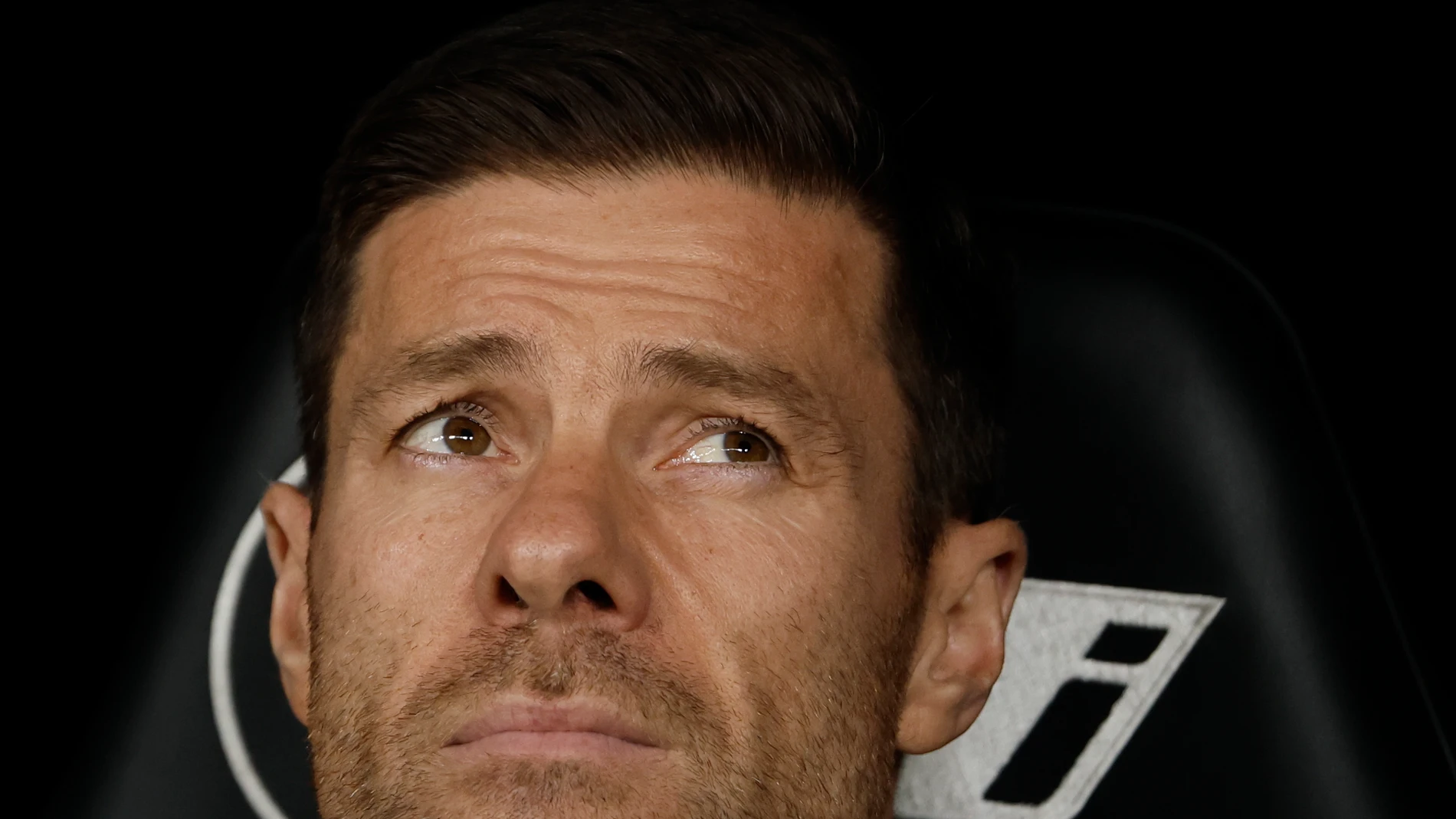 MADRID , 01/11/2025.- El entrenador del Real Madrid, Xabi Alonso, en los momentos previos al partido de LaLiga entre el Real Madrid y el Valencia, este sábado en el estadio Santiago Bernabéu. EFE/ Sergio Pérez