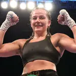 Renuncia a su título mundial de boxeo por no poder competir como un hombre