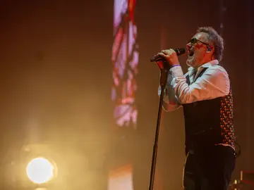 Concierto de Love of Lesbian en el Movistar Arena El grupo Love of Lesbian, durante su actuación en el Movistar Arena, a 1 de noviembre de 2025, en Madrid (España). Es una de las bandas más icónicas del indie pop español, originaria de Barcelona y formada en 1997. Encabezada por Santi Balmes, la agrupación es conocida por sus letras poéticas, su narrativa emocional y un estilo musical que oscila entre el pop alternativo, el rock melódico y la experimentación sonora. 01 NOVIEMBRE 2025;LOVE OF LESBIAN;GRUPO;BANDA;MÚSICA;INDIE; Ricardo Rubio ...