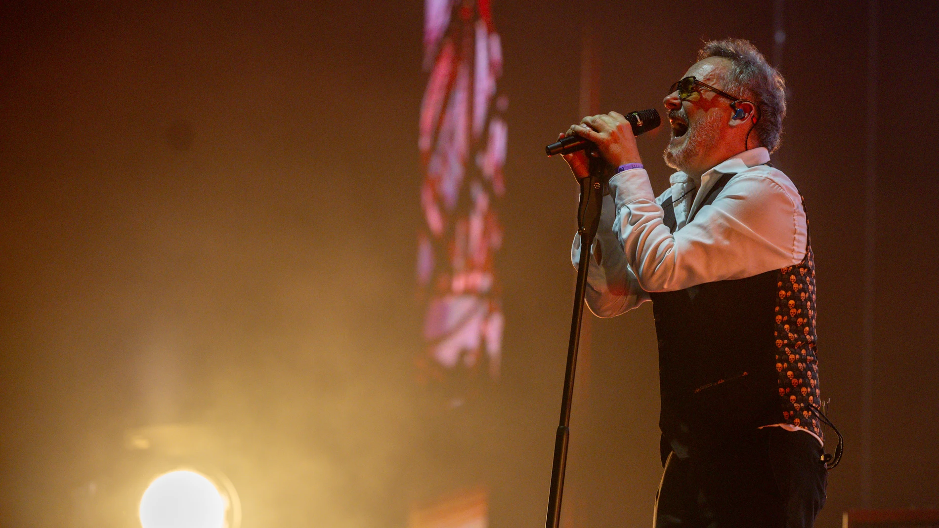 El grupo Love of Lesbian, durante su actuación en el Movistar Arena, a 1 de noviembre de 2025, en Madrid (España). Es una de las bandas más icónicas del indie pop español, originaria de Barcelona y formada en 1997. Encabezada por Santi Balmes, la agrupación es conocida por sus letras poéticas, su narrativa emocional y un estilo musical que oscila entre el pop alternativo, el rock melódico y la experimentación sonora. 01 NOVIEMBRE 2025;LOVE OF LESBIAN;GRUPO;BANDA;MÚSICA;INDIE; Ricardo Rubio ...