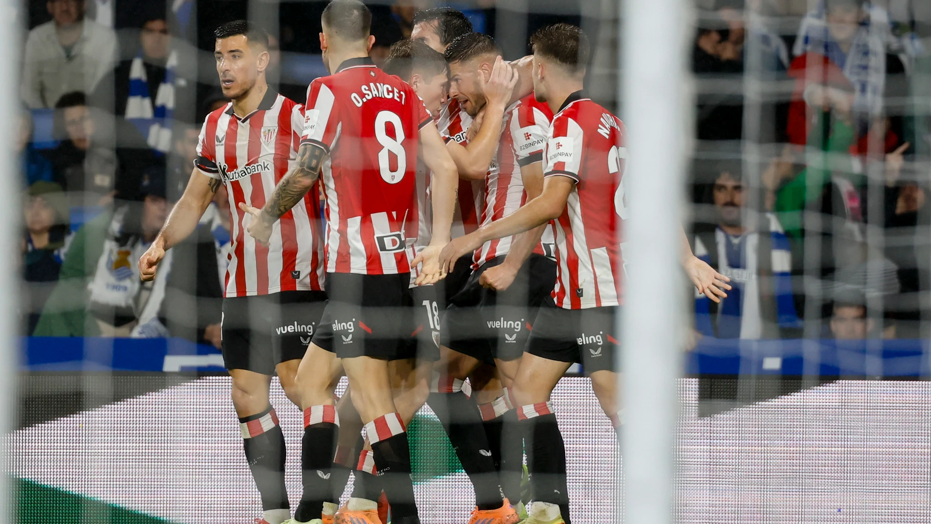 SAN SEBASTIÁN, 01/11/2025.- El delantero del Athletic Gorka Guruzeta (2d) celebra con sus compañeros el primer gol de su equipo en el partido de LaLiga ante la Real Sociedad que se disputa este sábado en el estadio Reale Arena de San Sebastián. EFE/ Juan Herrero