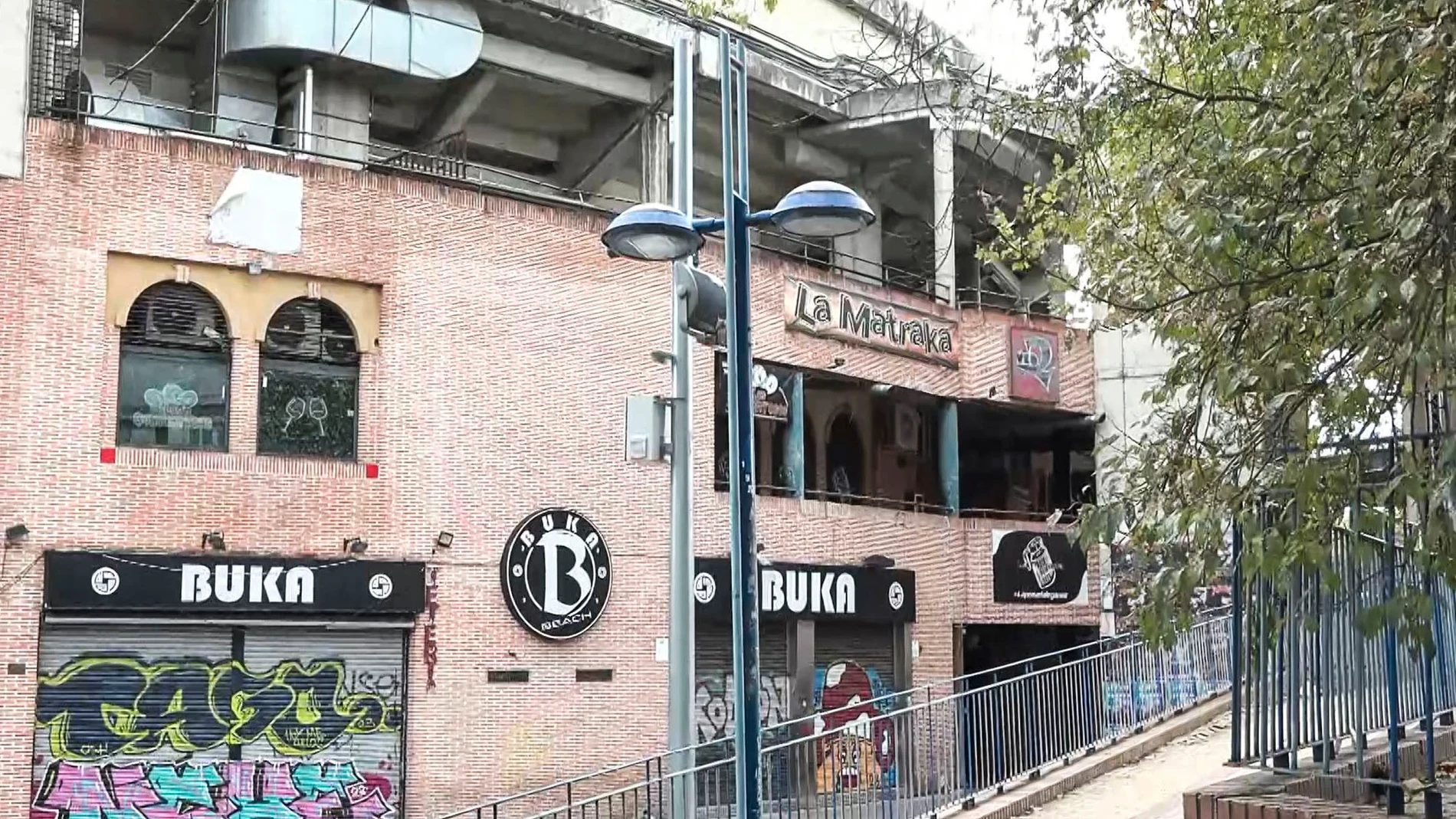 MADRID, 01/11/2025.- Una joven de 21 años ha sido ingresada en estado grave este sábado en el Hospital Doce de Octubre de Madrid tras recibir un disparo en la cara en una popular zona de ocio situada en el municipio madrileño de Leganés. Emergencias 112 ha recibido una llamada de aviso a las 6:55 horas para alertar de este suceso, ocurrido en la Avenida Lengua Española, junto al espacio de fiestas la Cubierta de Leganés, donde se celebraba una fiesta de Halloween. EFE/Santiago Castro