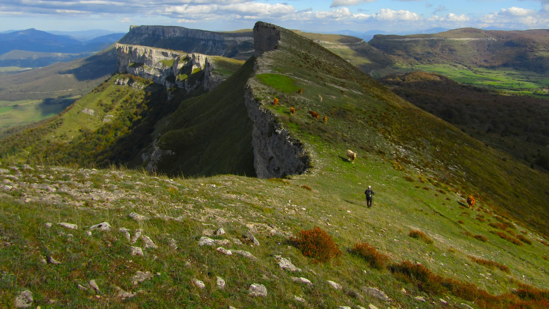 Un montañero leonés culmina el primer recorrido por la Cordillera Cantábrica de extremo a extremo ascendiendo las principales cumbres