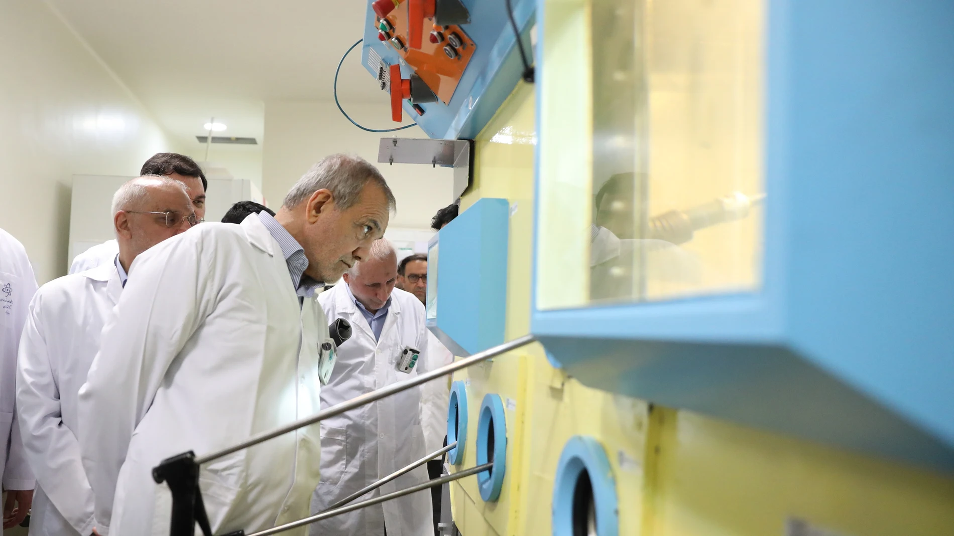 TEHRAN (IRAN(Islamic Republic Of)), 02/11/2025.- A handout photo made available by the Iranian presidential office shows Iranian President Masoud Pezeshkian visiting Tehran's nuclear power plant in Tehran, Iran, 02 November 2025. (Teherán) EFE/EPA/IRAN PRESIDENTIAL OFFICE HANDOUT HANDOUT EDITORIAL USE ONLY/NO SALES