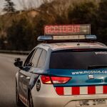 Un coche de los Mossos d’Esquadra indica un accidente