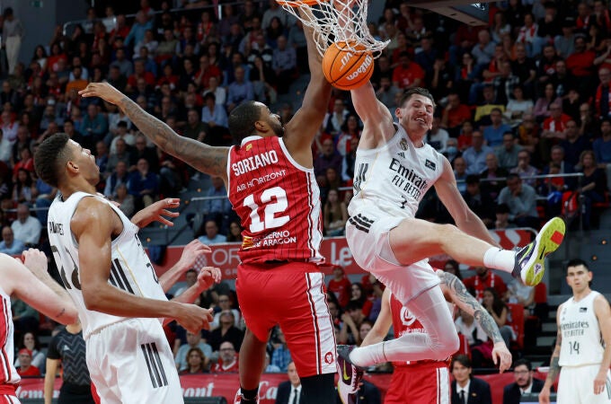 Kramer y Joel Soriano, en presencia de Tavares Kramer y Joel Soriano, en presencia de Tavares