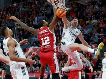 Kramer y Joel Soriano, en presencia de Tavares Kramer y Joel Soriano, en presencia de Tavares